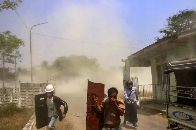 Myanmar'daki gösterilerde 2 kişi öldü, iş yerleri kapandı Myanmar'daki gösterilerde 2 kişi öldü, iş yerleri kapandı