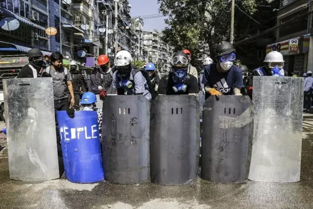 Myanmar'daki gösterilerde 2 kişi öldü, iş yerleri kapandı Myanmar'daki gösterilerde 2 kişi öldü, iş yerleri kapandı