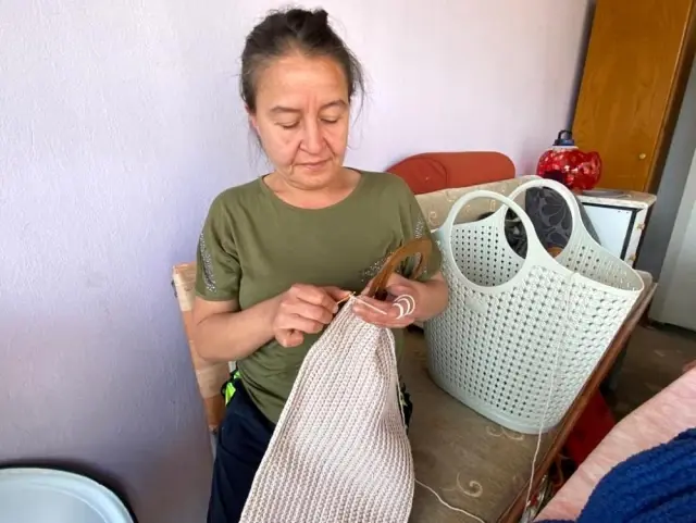 - Oğlunun tedavisine katkı sağlamak için çanta örüyor - Oğlunun tedavisine katkı sağlamak için çanta örüyor