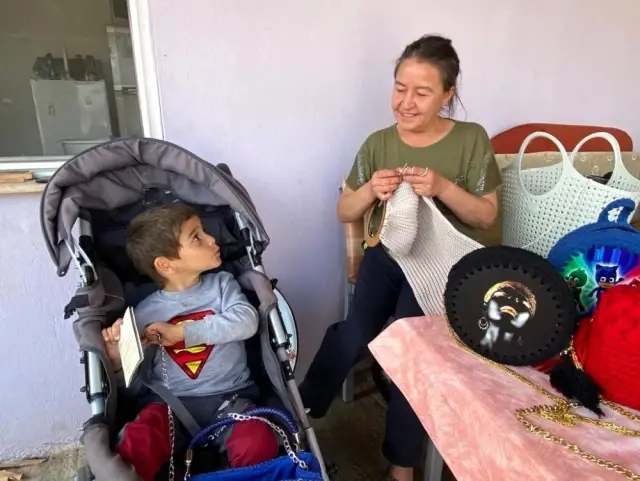 - Oğlunun tedavisine katkı sağlamak için çanta örüyor - Oğlunun tedavisine katkı sağlamak için çanta örüyor