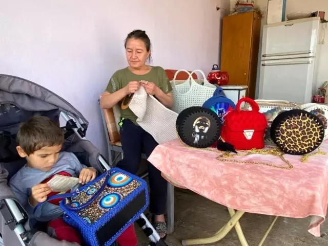 - Oğlunun tedavisine katkı sağlamak için çanta örüyor - Oğlunun tedavisine katkı sağlamak için çanta örüyor