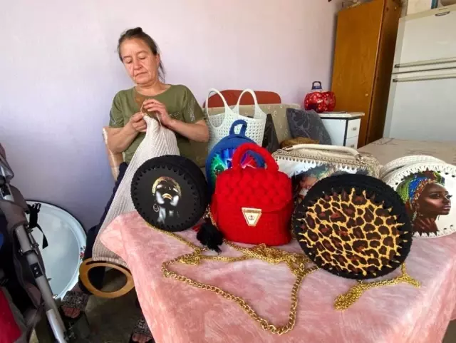 - Oğlunun tedavisine katkı sağlamak için çanta örüyor - Oğlunun tedavisine katkı sağlamak için çanta örüyor