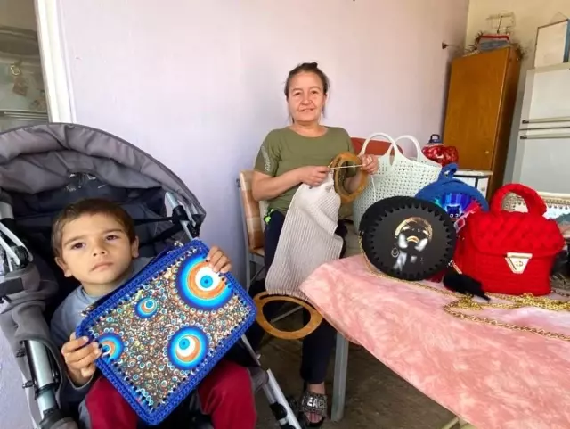 - Oğlunun tedavisine katkı sağlamak için çanta örüyor - Oğlunun tedavisine katkı sağlamak için çanta örüyor