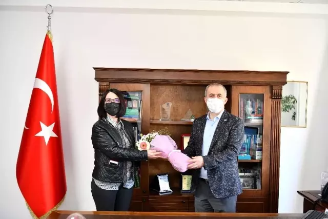 Son dakika gündem: Rektör Savaşan'dan 8 Mart Dünya Kadınlar Gününde çiçekli kutlama Son dakika gündem: Rektör Savaşan'dan 8 Mart Dünya Kadınlar Gününde çiçekli kutlama