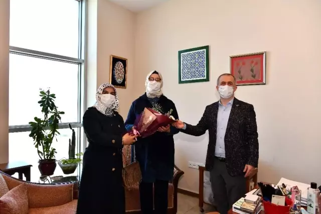 Son dakika gündem: Rektör Savaşan'dan 8 Mart Dünya Kadınlar Gününde çiçekli kutlama Son dakika gündem: Rektör Savaşan'dan 8 Mart Dünya Kadınlar Gününde çiçekli kutlama