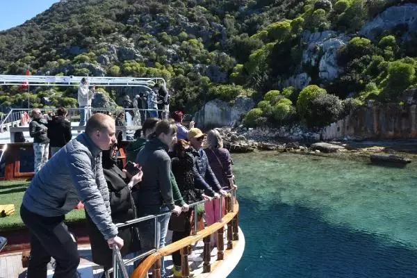 Rus turistler, Kekova'da yazı yaşadı