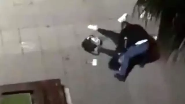 Samsun'da eski eşine şiddet uygulayan kocanın darp edildiği anın görüntüleri ortaya çıktı Samsun'da eski eşine şiddet uygulayan kocanın darp edildiği anın görüntüleri ortaya çıktı