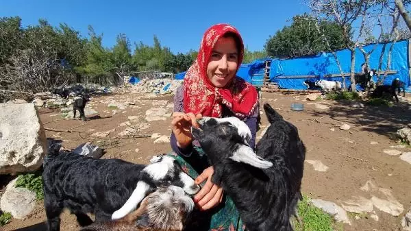 MERSİN Sarıkeçili Yörük kadınları, 8 Mart'tan habersiz yaşamlarını sürdürüyor MERSİN Sarıkeçili Yörük kadınları, 8 Mart'tan habersiz yaşamlarını sürdürüyor