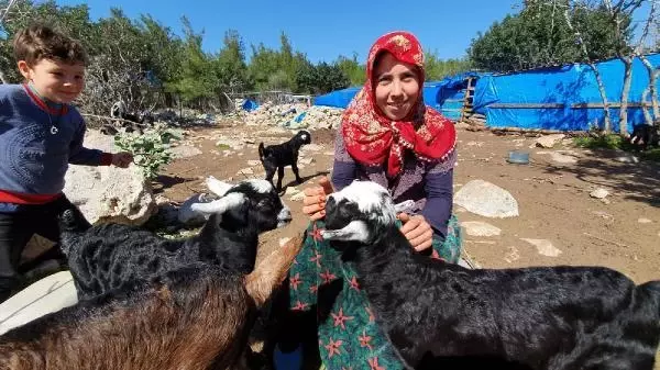 MERSİN Sarıkeçili Yörük kadınları, 8 Mart'tan habersiz yaşamlarını sürdürüyor MERSİN Sarıkeçili Yörük kadınları, 8 Mart'tan habersiz yaşamlarını sürdürüyor