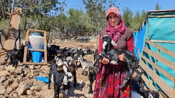 MERSİN Sarıkeçili Yörük kadınları, 8 Mart'tan habersiz yaşamlarını sürdürüyor MERSİN Sarıkeçili Yörük kadınları, 8 Mart'tan habersiz yaşamlarını sürdürüyor