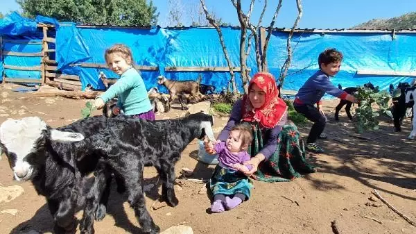MERSİN Sarıkeçili Yörük kadınları, 8 Mart'tan habersiz yaşamlarını sürdürüyor MERSİN Sarıkeçili Yörük kadınları, 8 Mart'tan habersiz yaşamlarını sürdürüyor