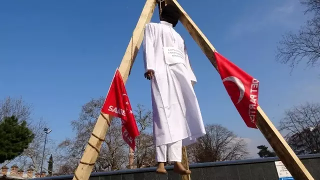 Şehir merkezine darağacı kurup kadın katilini idam ettiler Şehir merkezine darağacı kurup kadın katilini idam ettiler