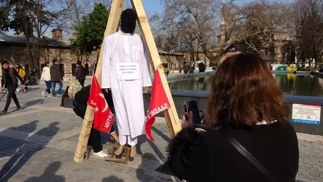 Şehir merkezine darağacı kurup kadın katilini idam ettiler Şehir merkezine darağacı kurup kadın katilini idam ettiler