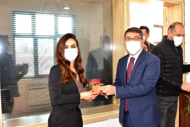 Şehzadeler'in kadınlarına 8 Mart çiçekleri Başkan Çelik'ten