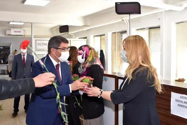 Şehzadeler'in kadınlarına 8 Mart çiçekleri Başkan Çelik'ten