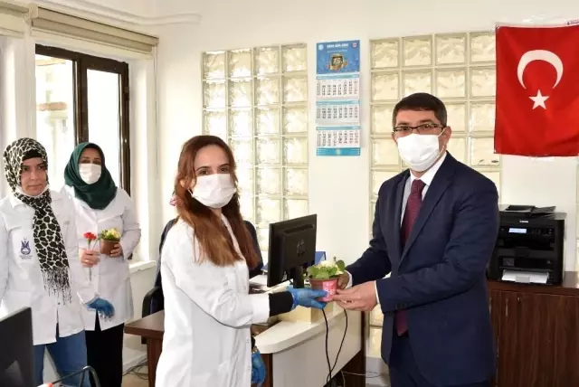 Şehzadeler'in kadınlarına 8 Mart çiçekleri Başkan Çelik'ten