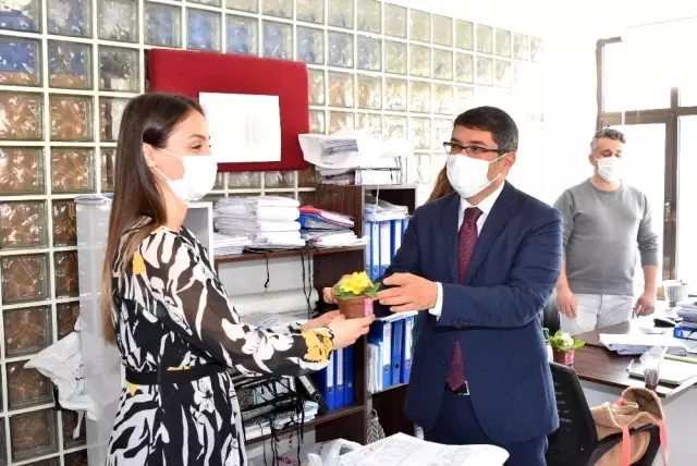 Şehzadeler'in kadınlarına 8 Mart çiçekleri Başkan Çelik'ten