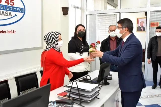 Şehzadeler'in kadınlarına 8 Mart çiçekleri Başkan Çelik'ten