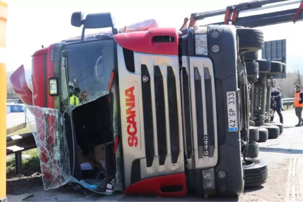 TIR devrildi, kilometrelerce araç kuyruğu oluştu