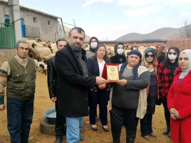 Üreten kadınlara çiçek Üreten kadınlara çiçek