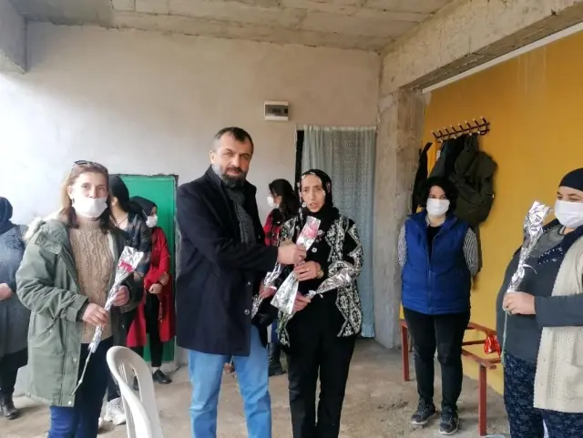 Üreten kadınlara çiçek Üreten kadınlara çiçek