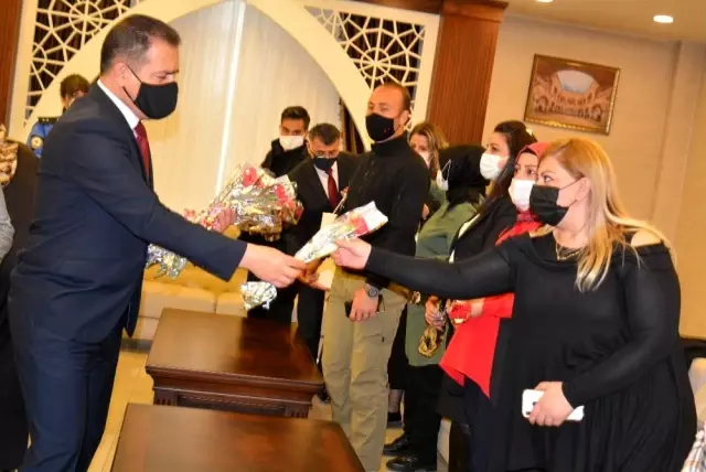 Diyarbakır'daki evlat nöbetine katılan Nazime Arslan 'yılın kadını' seçildi Diyarbakır'daki evlat nöbetine katılan Nazime Arslan 'yılın kadını' seçildi