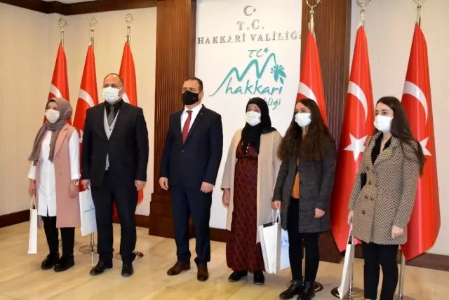 Diyarbakır'daki evlat nöbetine katılan Nazime Arslan 'yılın kadını' seçildi Diyarbakır'daki evlat nöbetine katılan Nazime Arslan 'yılın kadını' seçildi