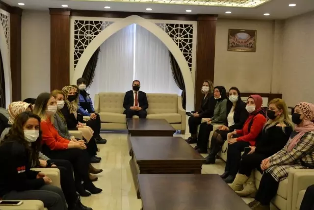 Diyarbakır'daki evlat nöbetine katılan Nazime Arslan 'yılın kadını' seçildi Diyarbakır'daki evlat nöbetine katılan Nazime Arslan 'yılın kadını' seçildi