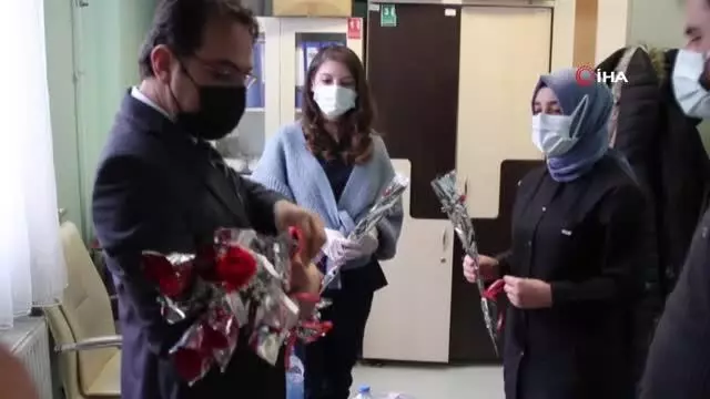 - Vanlı hayırseverden kadın sağlık çalışanlarına karanfil - Vanlı hayırseverden kadın sağlık çalışanlarına karanfil
