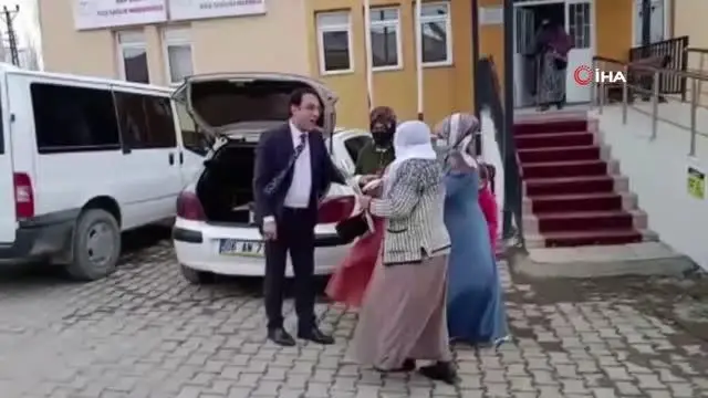 - Vanlı hayırseverden kadın sağlık çalışanlarına karanfil - Vanlı hayırseverden kadın sağlık çalışanlarına karanfil
