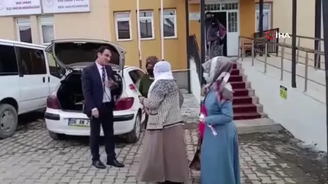 - Vanlı hayırseverden kadın sağlık çalışanlarına karanfil - Vanlı hayırseverden kadın sağlık çalışanlarına karanfil