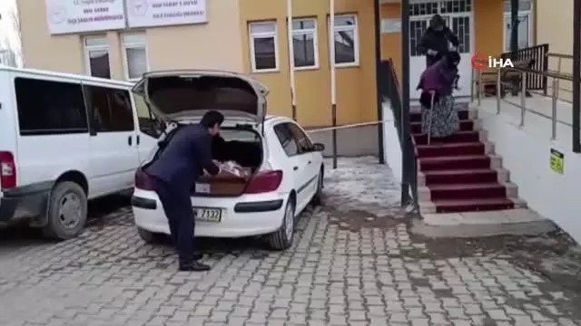 - Vanlı hayırseverden kadın sağlık çalışanlarına karanfil - Vanlı hayırseverden kadın sağlık çalışanlarına karanfil