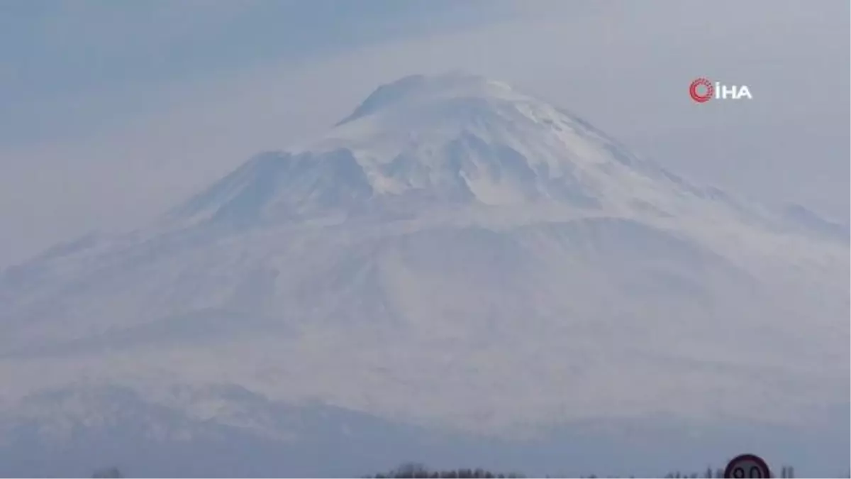 Son dakika... Ağrı Dağı'nın beyazı ovanın yeşili ile bütünleşti
