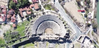 Antalya: ANTALYA 2 bin yıllık antik tiyatroda kitap okuyup, farkındalık oluşturdular