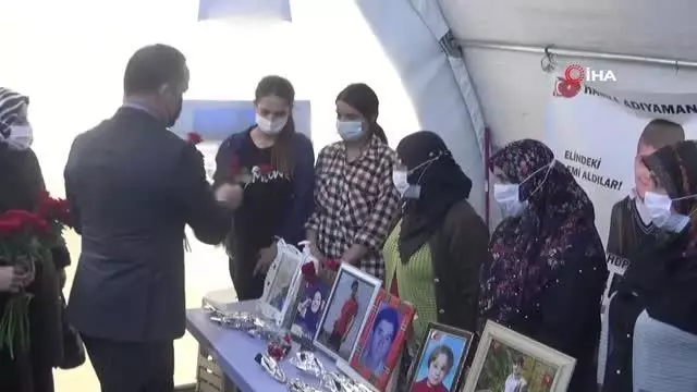 Beyoğlu İlçe Belediye Başkanı Yıldız'dan evlat nöbetindeki ailelere 8 Mart ziyareti Beyoğlu İlçe Belediye Başkanı Yıldız'dan evlat nöbetindeki ailelere 8 Mart ziyareti