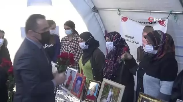 Beyoğlu İlçe Belediye Başkanı Yıldız'dan evlat nöbetindeki ailelere 8 Mart ziyareti Beyoğlu İlçe Belediye Başkanı Yıldız'dan evlat nöbetindeki ailelere 8 Mart ziyareti