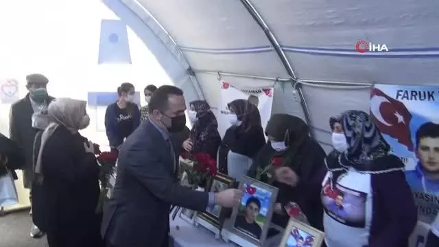 Beyoğlu İlçe Belediye Başkanı Yıldız'dan evlat nöbetindeki ailelere 8 Mart ziyareti Beyoğlu İlçe Belediye Başkanı Yıldız'dan evlat nöbetindeki ailelere 8 Mart ziyareti