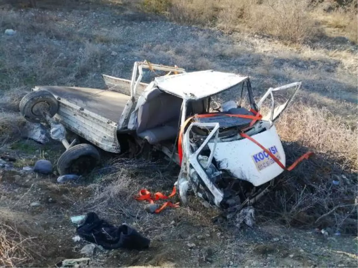 Çorum'da otomobil ile kamyonet kafa kafaya çarpıştı: 1 ölü