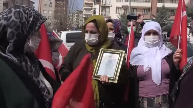 Diyarbakır'daki evlat nöbetine bir anne daha katıldı Diyarbakır'daki evlat nöbetine bir anne daha katıldı