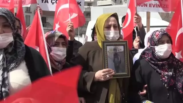 Diyarbakır'daki evlat nöbetine bir anne daha katıldı Diyarbakır'daki evlat nöbetine bir anne daha katıldı