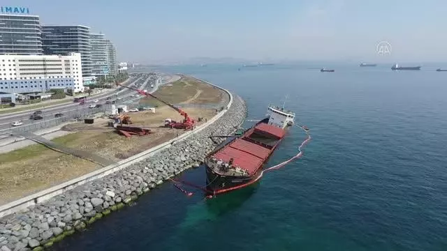 (Drone) Zeytinburnu'nda karaya oturan geminin söküm işlemi başladı (Drone) Zeytinburnu'nda karaya oturan geminin söküm işlemi başladı