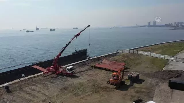 (Drone) Zeytinburnu'nda karaya oturan geminin söküm işlemi başladı (Drone) Zeytinburnu'nda karaya oturan geminin söküm işlemi başladı