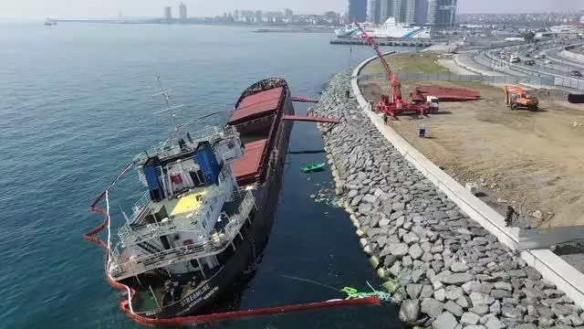 (Drone) Zeytinburnu'nda karaya oturan geminin söküm işlemi başladı (Drone) Zeytinburnu'nda karaya oturan geminin söküm işlemi başladı