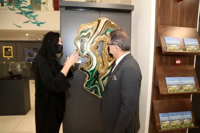 Eyüpsultanlı kadın sanatçıdan Reçinenin Renklerle Dansı sergisi