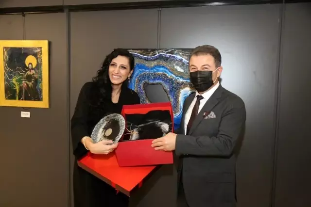 Eyüpsultanlı kadın sanatçıdan Reçinenin Renklerle Dansı sergisi