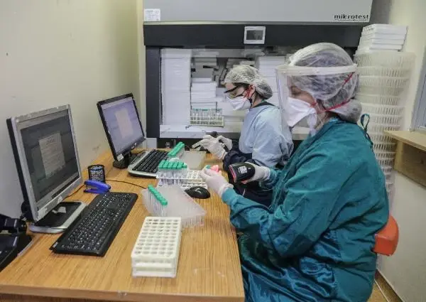 İSTANBUL'UN EN BÜYÜK KORONAVİRÜS TEST LABORATUVARI- 1