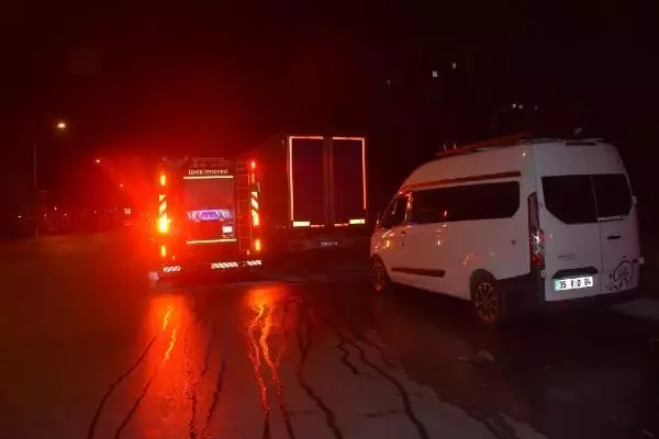 İzmir'de park halinde yanan araçta kundaklama şüphesi İzmir'de park halinde yanan araçta kundaklama şüphesi