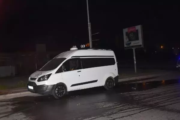 İzmir'de park halinde yanan araçta kundaklama şüphesi İzmir'de park halinde yanan araçta kundaklama şüphesi