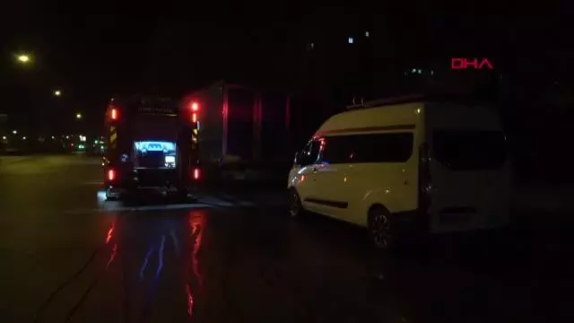 İzmir'de park halinde yanan araçta kundaklama şüphesi İzmir'de park halinde yanan araçta kundaklama şüphesi