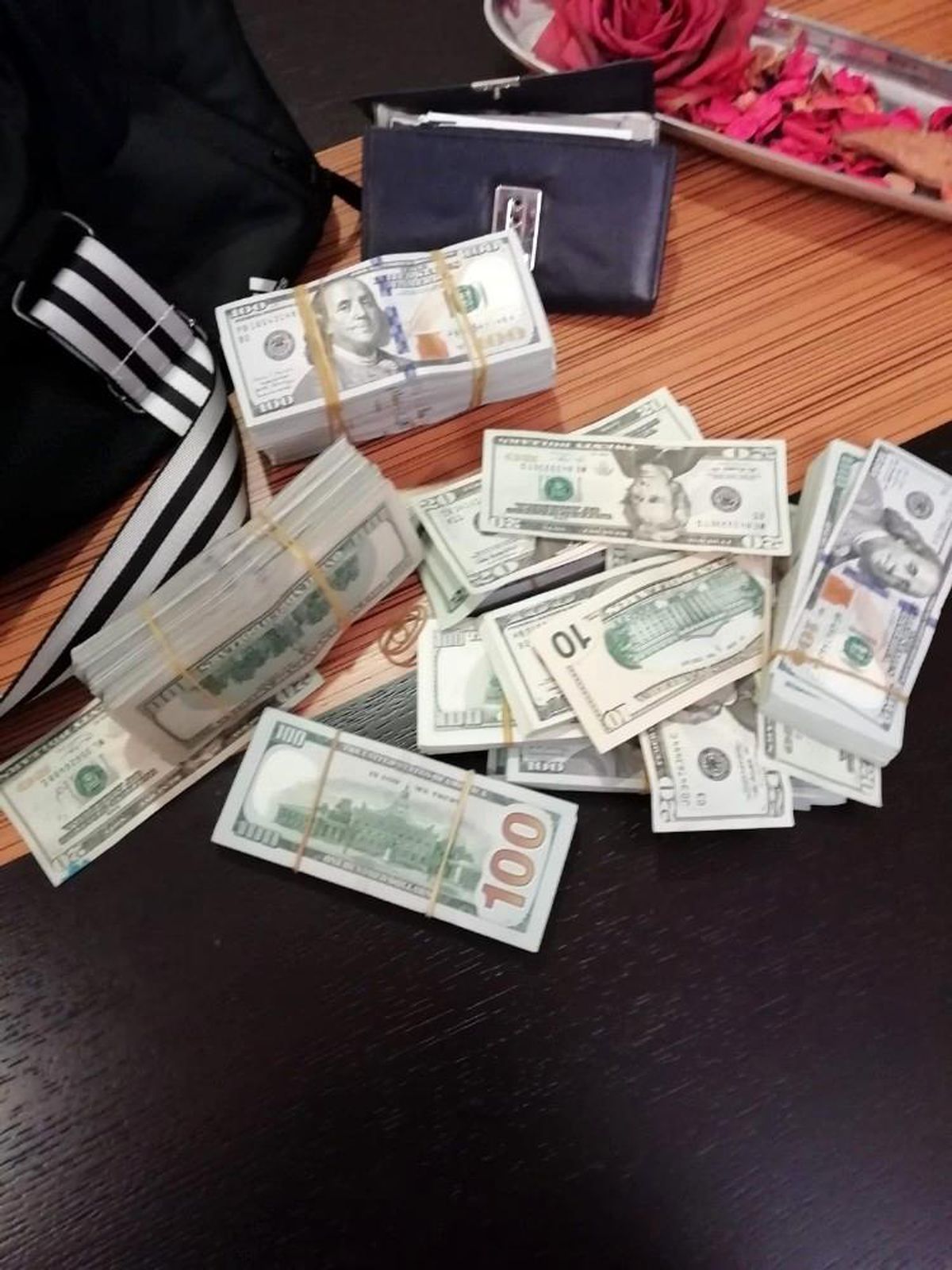 İzmir'deki FETÖ operasyonunda dikkat çeken detay: Balya balya paralar örgüte gidecekti